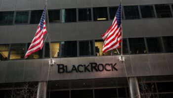 Larry Fink, le patron de BlackRock, le plus gros gestionnaire d'actifs au monde, a estimé à Davos que l'euro était trop cher et qu'un niveau de 1,36 dollars pour un euro, comme actuellement, était "intenable".