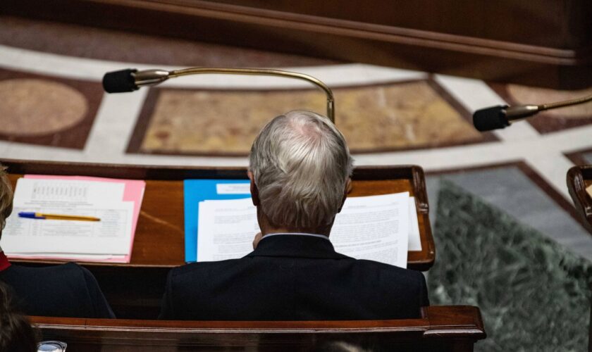 Barnier renversé, Emmanuel Macron veut (cette fois) vite le remplacer