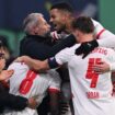 Die Profis von RB Leipzig feiern das 3:0 gegen Frankfurt mit ihrem zuletzt kritisierten Trainer Marco Rose. Foto: Hendrik Schmid