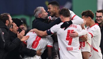 Die Profis von RB Leipzig feiern das 3:0 gegen Frankfurt mit ihrem zuletzt kritisierten Trainer Marco Rose. Foto: Hendrik Schmid