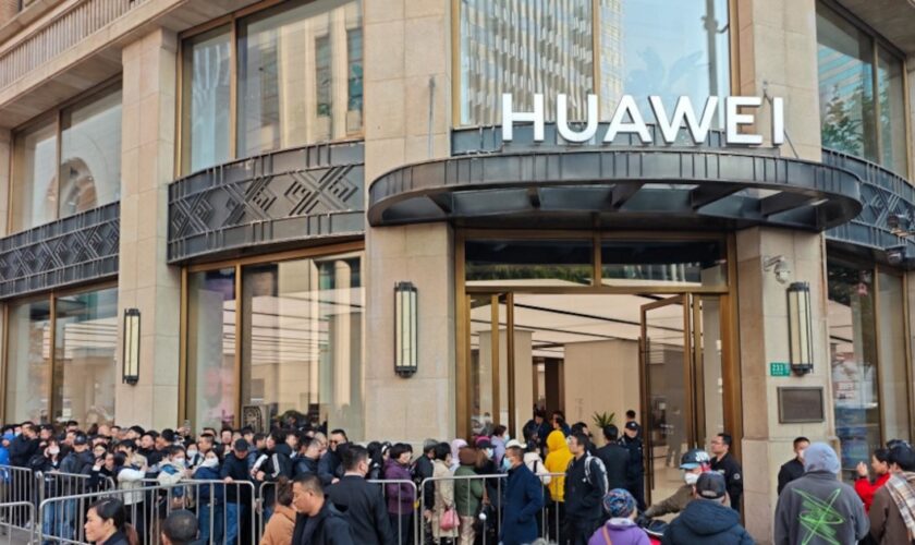 La file d'attente devant un magasin Huawei à Shanghai, en Chine, le 26 November 2024, à l'occasion de la sortie du smartphone Mate 70.