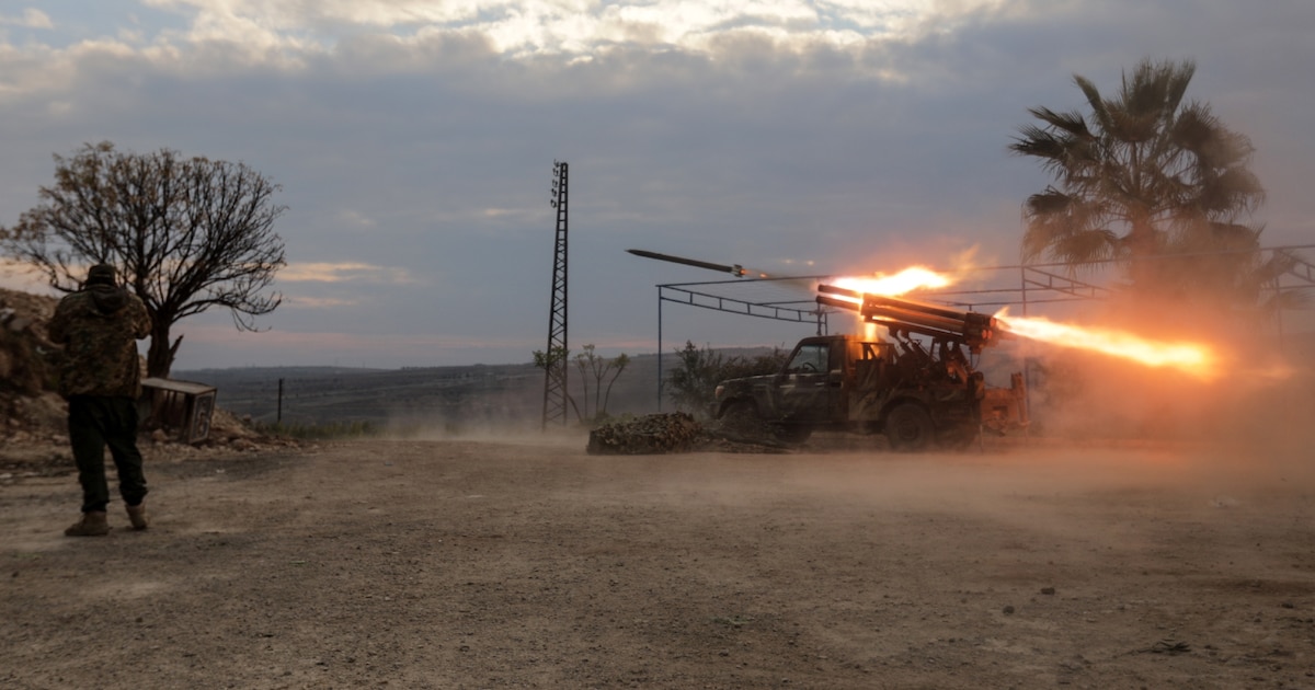 Un combattant antigouvernemental bouche ses oreilles alors qu'un lance-roquette tire un projectile contre les forces gouvernementales syriennes, au nord de Hama, dans le centre de la Syrie, le 4 décembre 2024