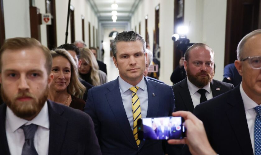 Pete Hegseth dans les couloirs du Congrès américain à Washington, le 3 décembre 2024