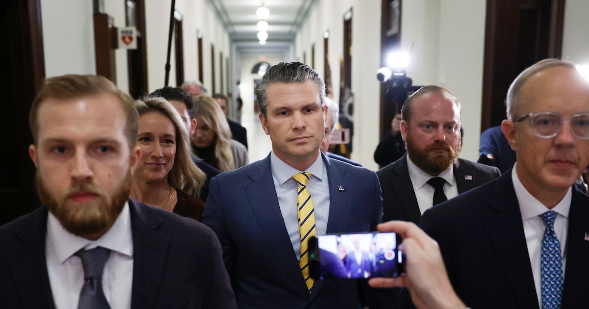 Pete Hegseth dans les couloirs du Congrès américain à Washington, le 3 décembre 2024