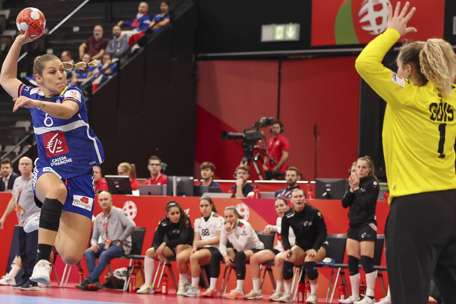 HANDBALL. France - Roumanie : les Bleues gâchent des cartouches, le direct