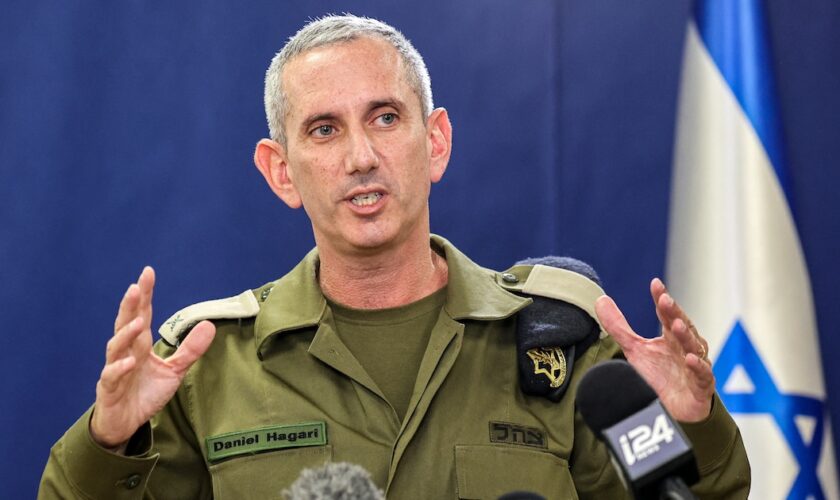 Le porte-parole de l'armée israélienne Daniel Hagari s'adresse à la presse depuis la Kirya, qui abrite le ministère israélien de la Défense, à Tel-Aviv, le 18 octobre 2023.