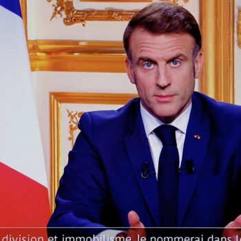 Dans son allocution, Emmanuel Macron refuse toute autocritique et charge les oppositions (tout en comptant sur elles)