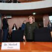 „War das schon die Frage?“, kontert Merkel gleich zu Beginn