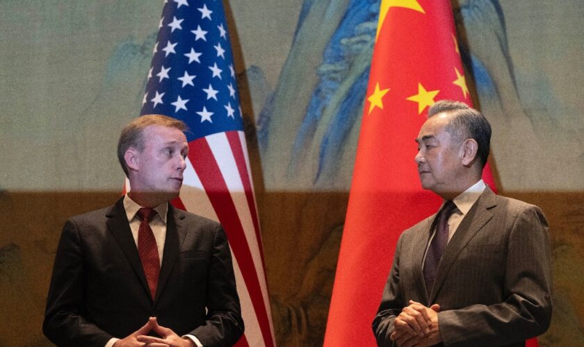 Le chef de la diplomatie chinoise Wang Yi (droite) et le conseiller à la sécurité nationale de Joe Biden, Jake Sullivan (gauche), à Pékin, le 27 août 2024