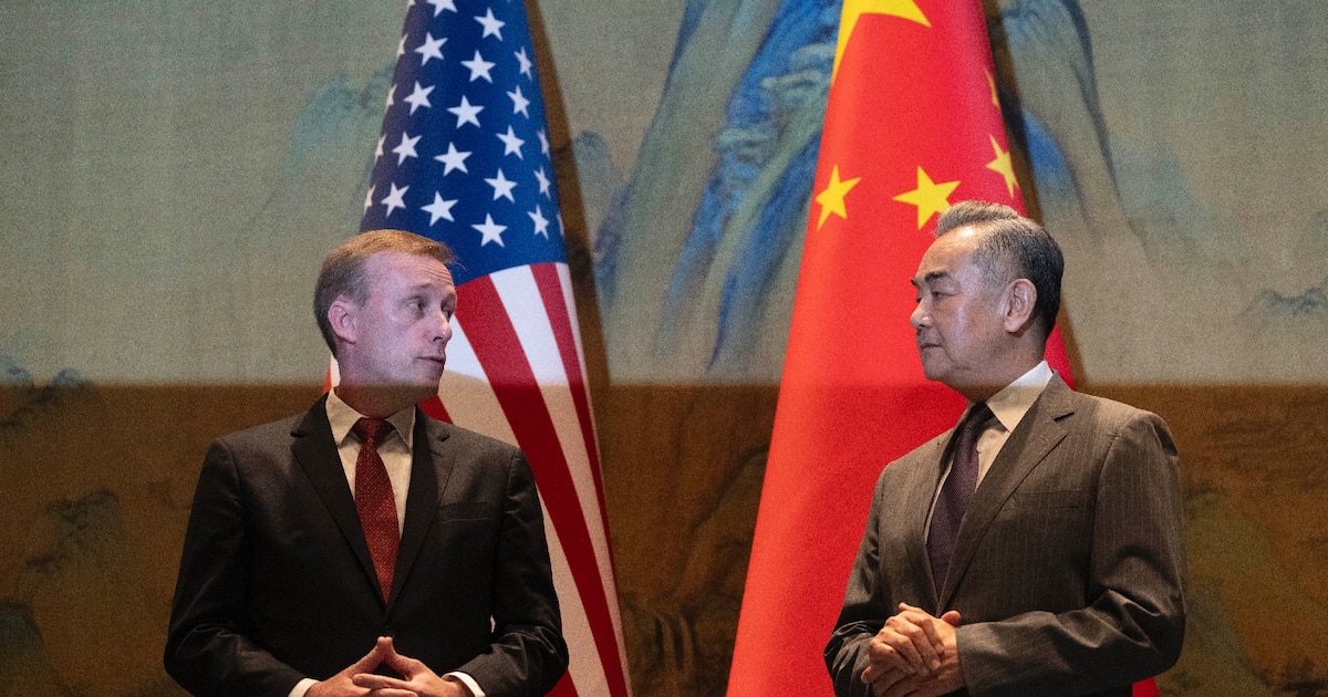 Le chef de la diplomatie chinoise Wang Yi (droite) et le conseiller à la sécurité nationale de Joe Biden, Jake Sullivan (gauche), à Pékin, le 27 août 2024