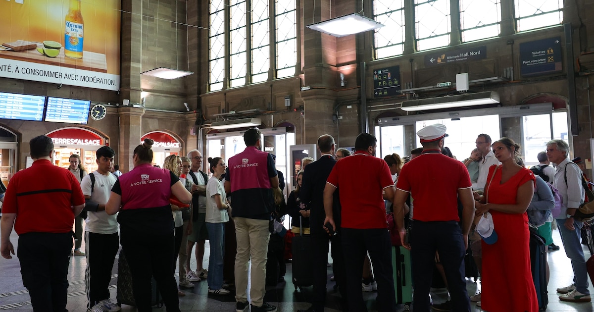 Des agents de la SNCF parlent avec des passagers en gare de Strasbourg, le 26 juillet 2024, après l’annonce d’actes de sabotage contre le réseau TGV