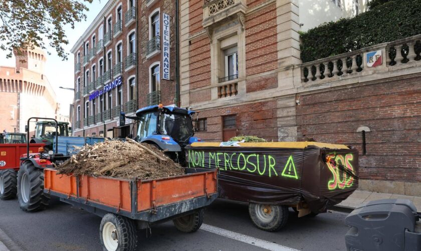 « Maintenant, à qui on va avoir affaire ? » : après la motion de censure, des agriculteurs visent des permanences de députés