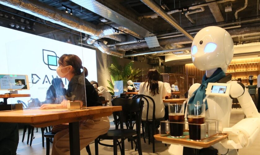 Un robot humanoïde dans le Robot Café de Tokyo, le 21 juin 2021 (Photo d'illustration)