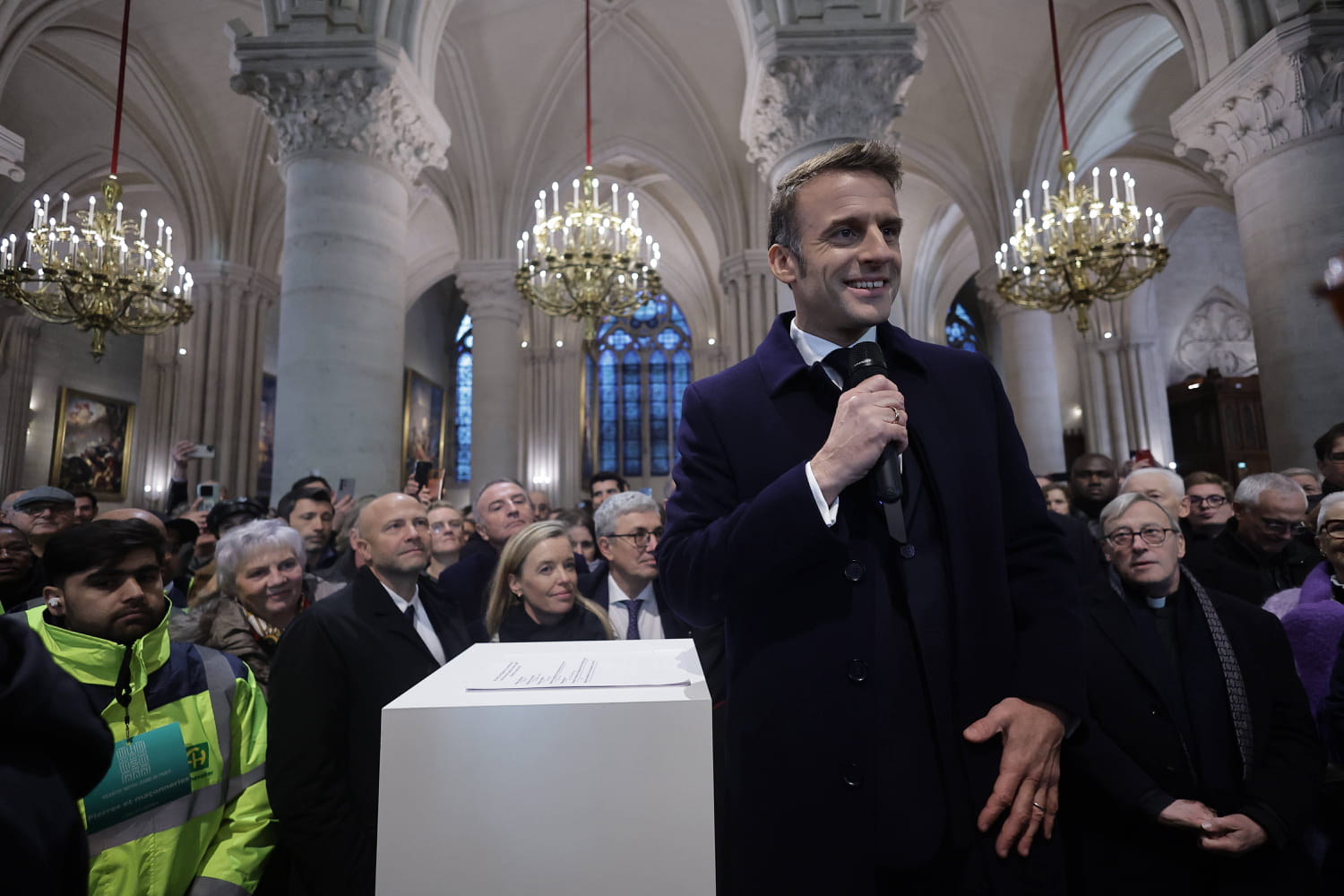 Discours d'Emmanuel Macron à Notre-Dame : les double sens et les messages à peine cachés du président