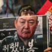 Un manifestant lors d'un rassemblement pour demander le départ du président Yoon Suk Yeol, à Gwanghwamun, à Séoul le 5 décembre 2024