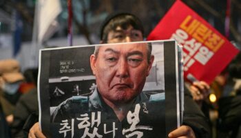 Un manifestant lors d'un rassemblement pour demander le départ du président Yoon Suk Yeol, à Gwanghwamun, à Séoul le 5 décembre 2024