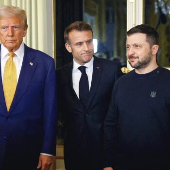 Macron réunit Trump et Zelensky à l’Élysée, un coup diplomatique en pleine crise politique intérieure