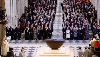 Des invités se tiennent debout lors d'une cérémonie marquant la réouverture de la cathédrale Notre-Dame, dans le centre de Paris, le 7 décembre 2024.