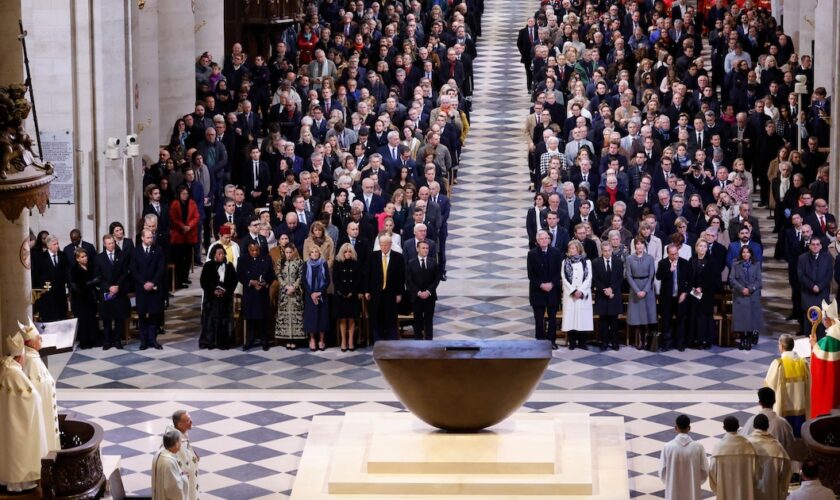 Des invités se tiennent debout lors d'une cérémonie marquant la réouverture de la cathédrale Notre-Dame, dans le centre de Paris, le 7 décembre 2024.