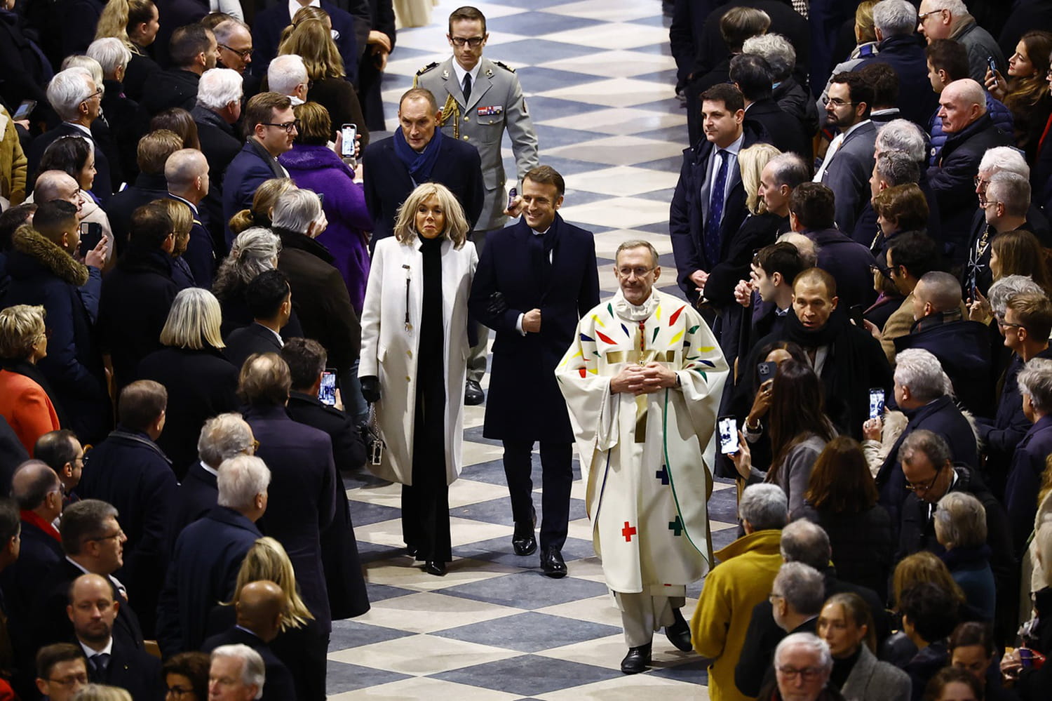 Première messe à Notre-Dame : une cérémonie en présence d'Emmanuel Macron