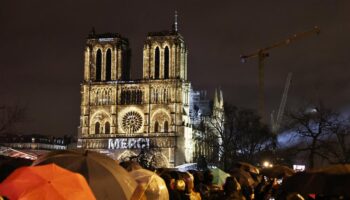 « C’est tellement beau, je vais chialer », malgré la pluie, des spectateurs conquis lors de la cérémonie de réouverture de Notre-Dame