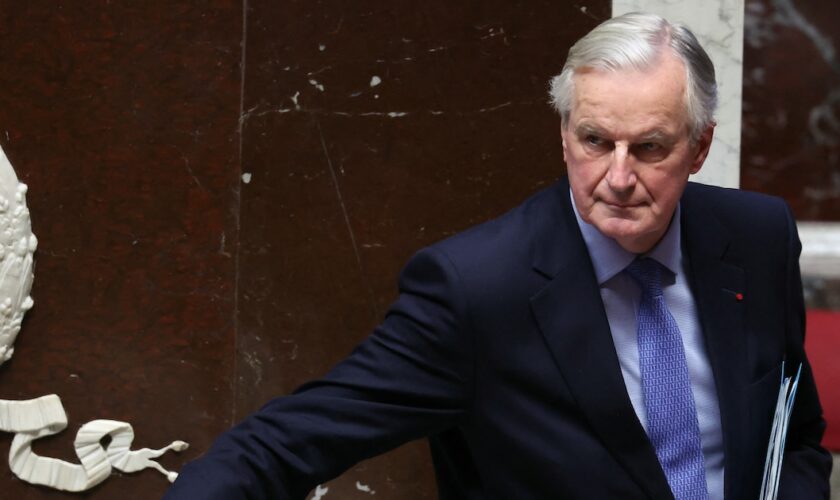 Le Premier ministre français Michel Barnier fait un geste après le résultat du vote de défiance contre son gouvernement à l'Assemblée nationale à Paris le 4 décembre 2024. Les députés français ont voté l'éviction de son gouvernement après seulement trois mois au pouvoir, une décision qui aggrave la crise politique dans le pays. L'Assemblée nationale française votait deux motions déposées par la coalition française de gauche Nouveau Front Populaire (NFP) et le parti d'extrême droite Rassemblement National (RN) dans une impasse sur le budget d'austérité de 2025, qui a vu le Premier ministre français faire passer un projet de loi de financement de la sécurité sociale sans vote (article 49.3) le 2 décembre 2024.