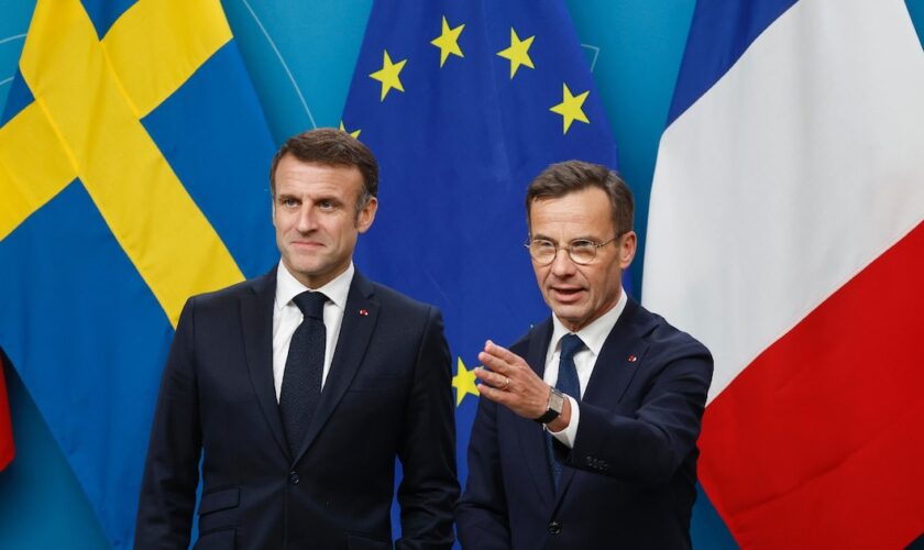 Le Premier ministre suédois Ulf Kristersson (à droite) et le président français Emmanuel Macron lors d'une conférence de presse à Stockholm, le 30 janvier 2024