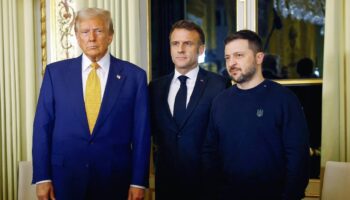 (g-d) Le président américain élu Donald Trump, le président français Emmanuel Macron et le président ukrainien Volodymyr Zelensky lors d'une réunion à l'Elysée, le 7 décembre 2024 à Paris