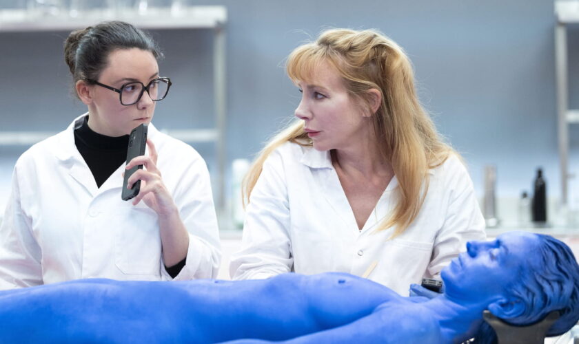 Alexandra Ehle : le corps d'une femme nue peint en bleu et un homme momifié... La série est toujours aussi glauque