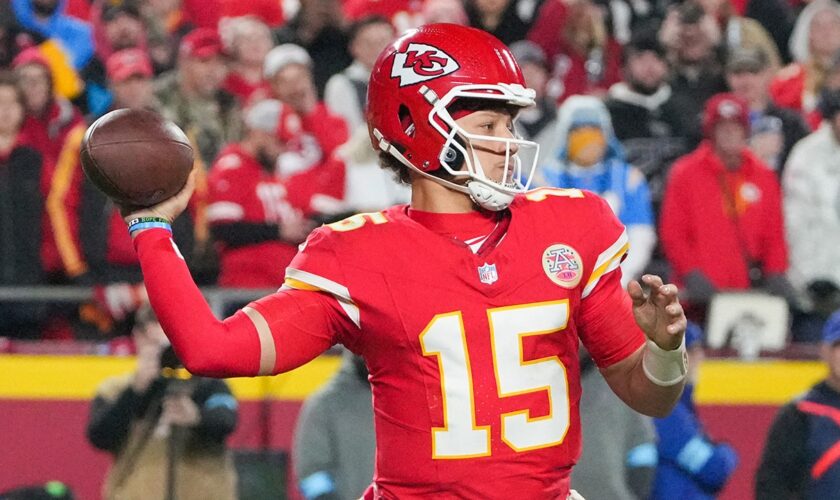 Chiefs win AFC West for 9th straight season after game-winning field goal goes their way