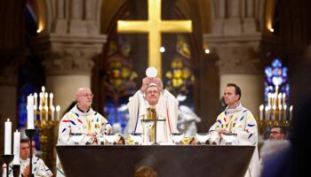 Nach Wiedereröffnung: Pariser Erzbischof hält erste Messe in Notre-Dame