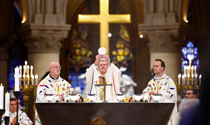 Nach Wiedereröffnung: Pariser Erzbischof hält erste Messe in Notre-Dame