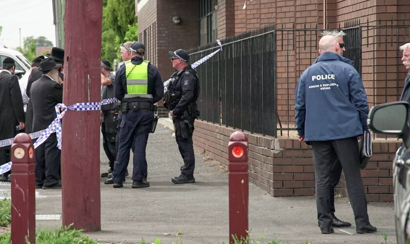 Incendie «terroriste» d’une synagogue en Australie : trois suspects recherchés