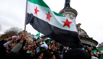 Syrie : après la chute de Bachar al-Assad, ce drapeau s’affiche désormais partout, voici ce qu’il signifie