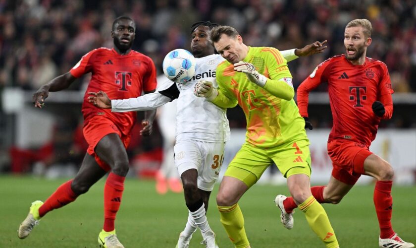 Verhängnisvoller Zusammenstoß mit Leverkusens Frimpong für Manuel Neuer Foto: Sven Hoppe/dpa