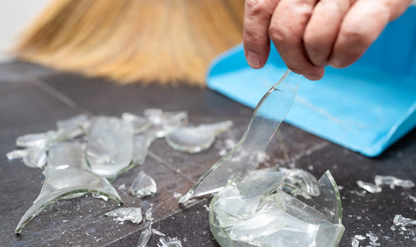 Ni aspirateur ni balai, voici comment ce simple ingrédient peut vous aider à ramasser du verre cassé