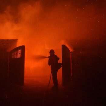 A Los Angeles County firefighter battles the Franklin Fire at Pepperdine University in Malibu, Calif., Tuesday, Dec. 10, 2024. (AP Photo/Jae C. Hong)