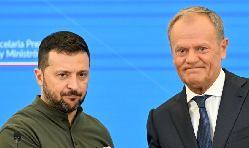 Le président ukrainien Volodymyr Zelensky (g) et le Premier ministre polonais Donald Tusk, le 8 juillet 2024 à Varsovie