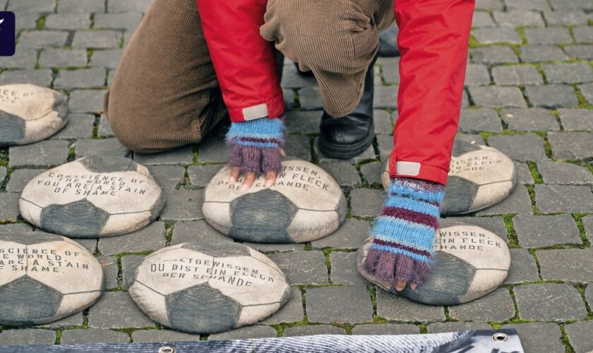 Protest gegen FIFA und DFB: „Kein Fußball im Folterstaat“