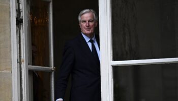 Le Premier ministre français Michel Barnier après une réunion avec les chefs des groupes parlementaires à l'hôtel Matignon, à Paris, le 26 novembre 2024