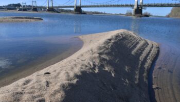 This picture taken on February 26, 2023, shows the sand banks in the Loire River, in Montjean-sur-Loire, near Angers, western France. (Photo by JEAN-FRANCOIS MONIER / AFP)