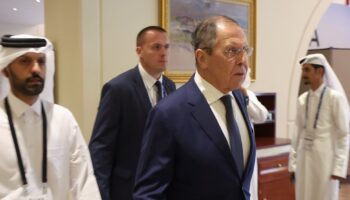 Le ministre russe des Affaires étrangères, Sergueï Lavrov, arrive au Forum de Doha dans la capitale qatarie, le 7 décembre 2024