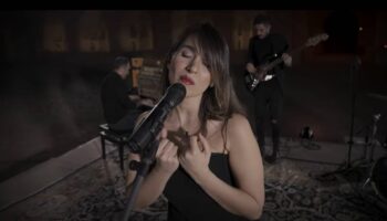 Un concert «historique» : une chanteuse iranienne poursuivie pour s’être affichée sans voile sur Youtube