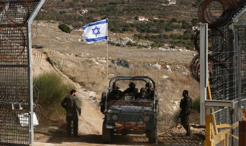 Un véhicule militaire israélien de retour de la zone tampon avec la Syrie, près du village druze de Majdal Shams dans les hauteurs du Golan annexées par Israël, le 10 décembre 2024