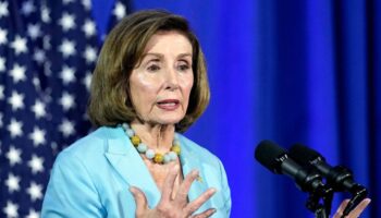 Nancy Pelosi wegen Verletzung auf ihrer Europa-Reise im Krankenhaus