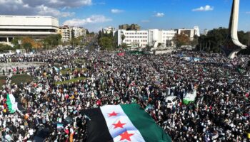 Des milliers de Syriens dans les rues pour fêter la chute du régime