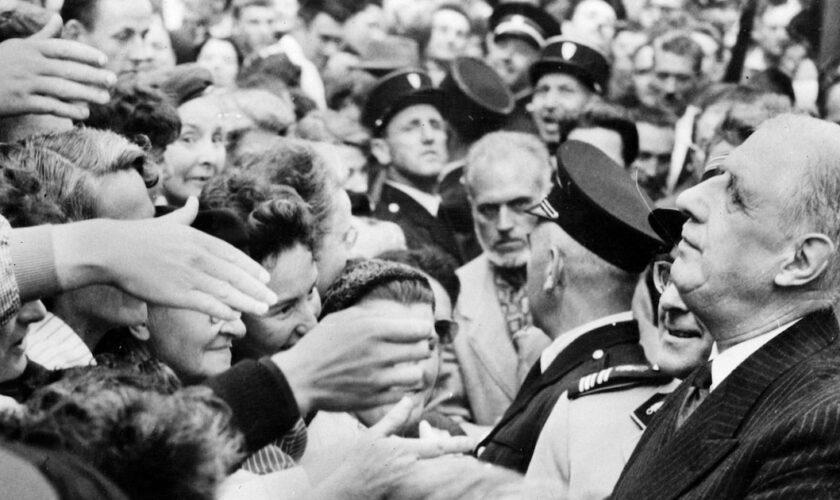 le général de Gaulle serre de nombreuses mains sur le parcours entre l'aérodrome et Rennes, où il vient, le 20 septembre 1958, présenter le projet de la nouvelle Constitution et inciter les Français à voter "OUI" au réferendum du 28 septembre 1958. Ce réferendum donnera naissance à la Vème République. La nouvelle Constitution qui réduit le pouvoir du Parlement et renforce celui du président, qui sera désormais élu au suffrage universel, a été approuvée à 82,60 % des suffrages exprimés.