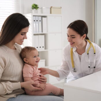 Le carnet de santé va changer - il va enfin alerter les parents sur "ce fléau"