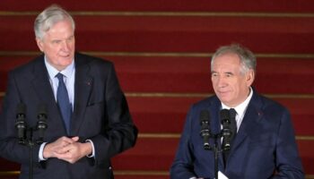 Michel Barnier, à gauche et le nouveau Premier ministre François Bayrou, à droite, à Matignon, à Paris, le 13 décembre 2024