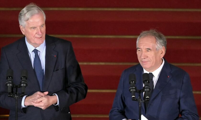 Michel Barnier, à gauche et le nouveau Premier ministre François Bayrou, à droite, à Matignon, à Paris, le 13 décembre 2024